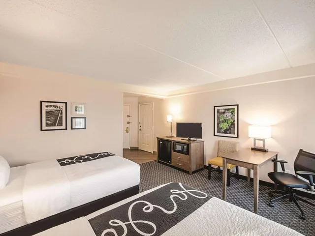 غرفة بسريرين مزدوجين بحوض استحمام لذوي الإعاقة، La Quinta Inn & Suites by Wyndham Austin Airport 1/5