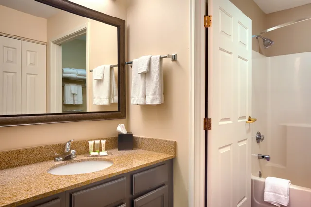 جناح بسرير كينج وسرير فردي بغرفة نوم واحدة بمطبخ، Staybridge Suites Peoria Downtown 2/6