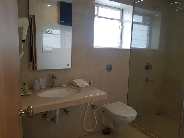 جناح بسرير كوين، ROLAND HOTEL 4/6