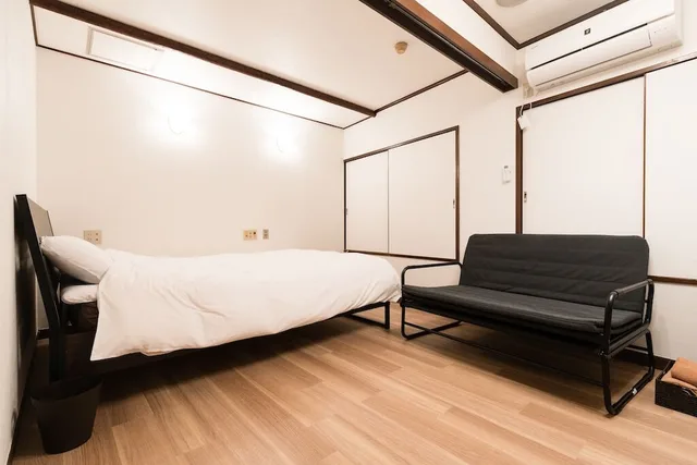 غرفة بسرير مزدوج بحمام خاص مع أريكة، Tokyo Guest House Ouji Music Lounge - Hostel 2/5