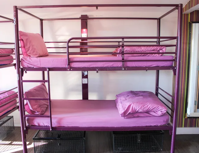 Mixed Dorm, 10 Beds, Shared Bathroom، Safestay London Kensington Holland Park 1/1
