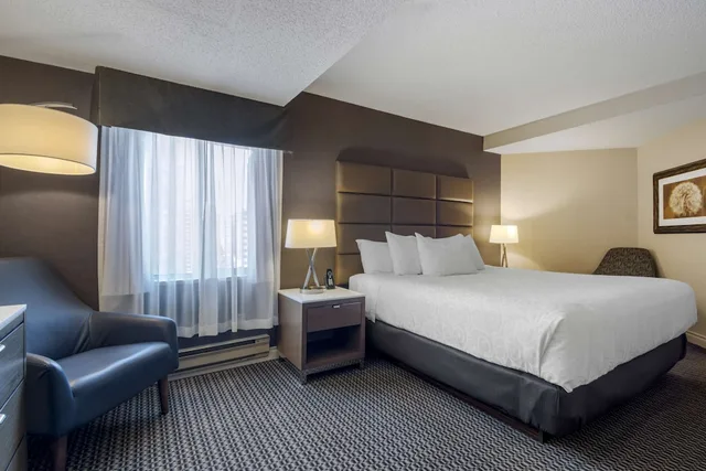 غرفة قياسية بسرير كينج بشرفة، Best Western Premier Chateau Granville Hotel and Suites and Conf. Centre 2/9