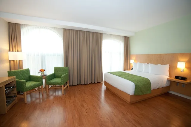 غرفة قياسية بسرير كينج، The Holman Grand Hotel 1/7