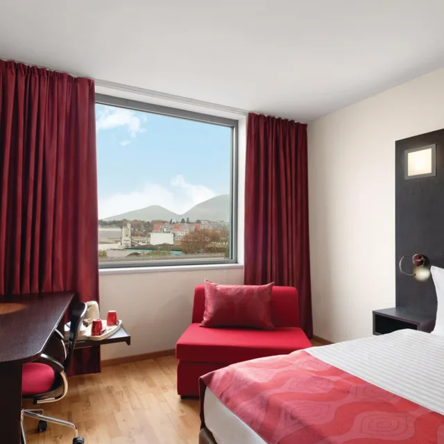 غرفة قياسية بسريرين منفصلين مع أريكة، Ramada Encore By Wyndham Geneva 2/2