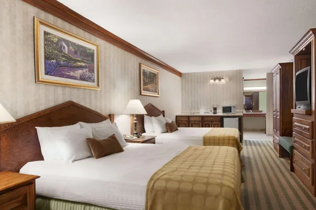 غرفة قياسية بسريرين كوين في الطابق الأرضي، Ramada by Wyndham Saginaw Hotel and Suites 1/4
