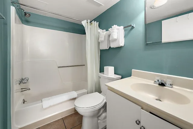 2 Bedrooms, Condo, Premier, Twin Beds, Queen Bed, Bay View, Sofa, Patio، Bay Club Resort 7/10