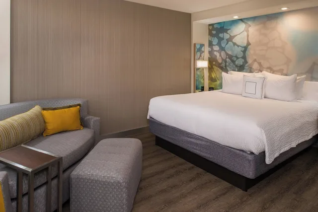 غرفة بسرير كينج بإطلالة على البحر مع أريكة لذوي الإعاقة، Courtyard By Marriott Temecula Murrieta 1/5