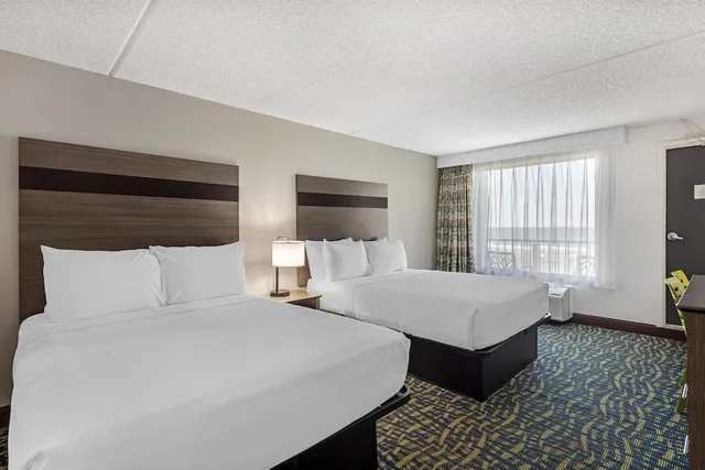 Standard, 2 Queen Beds, Ocean Front, Balcony، Best Western Plus Chesapeake Bay - Norfolk 3/9