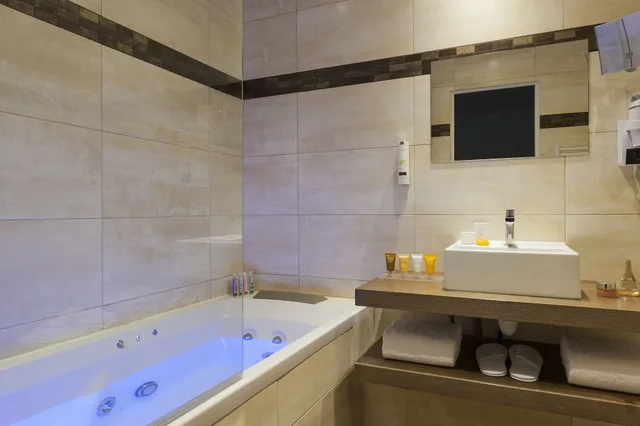 Deluxe, Queen Bed, Hotel Le Soleia 7/7