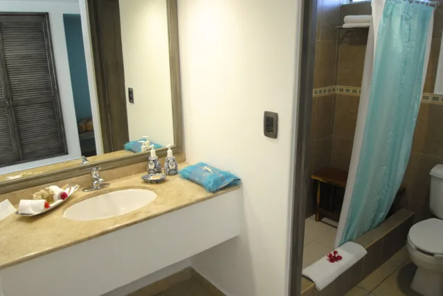 Room, 1 Queen and 1 Double Bed, Jungle View، Hotel B Cozumel 5/7