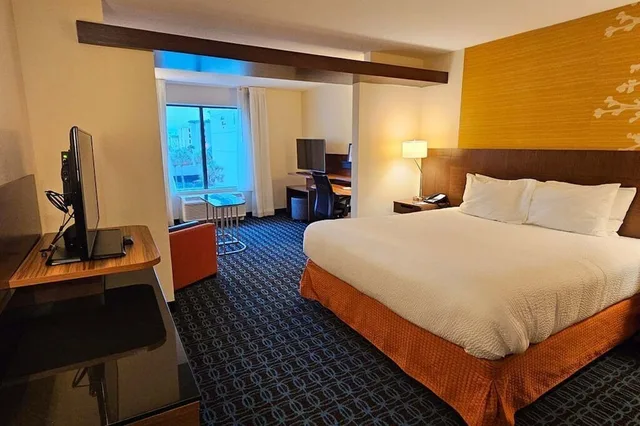 غرفة تنفيذية بسرير كينج بإطلالة جزئية على البحر، Fairfield Inn Suites Fort Walton Beach West Destin 1/5