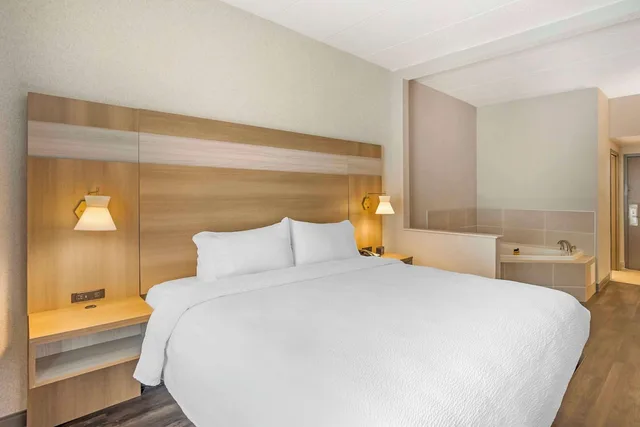 غرفة قياسية بسرير كينج بحوض جاكوزي، Best Western Plus Heritage Rail Inn & Suites 6/10