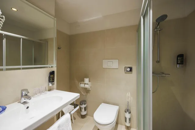 غرفة سوبيريور بسرير مزدوج بإطلالة على البحيرة، Grand Hotel Riva 6/6
