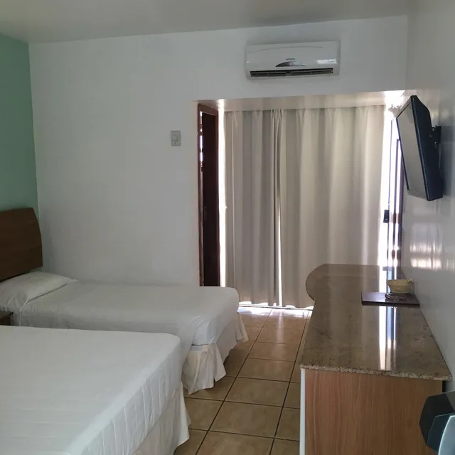 غرفة ديلوكس بسرير مزدوج وسريرين منفصلين بإطلالة على المسبح، Brisa da Praia Hotel 2/4