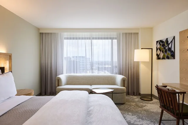 غرفة بسرير كينج، The Westin Los Angeles Airport 2/3