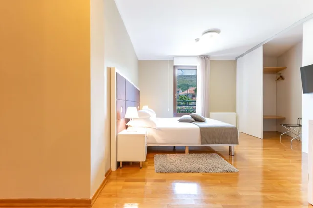 شقة ديلوكس بشرفة بغرفتي نوم، THE RESIDENCE 4/8
