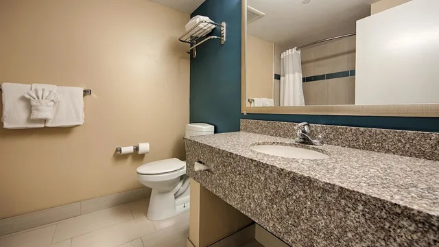 غرفة قياسية بسريرين كوين، Best Western Plus Anaheim Orange County Hotel 9/10