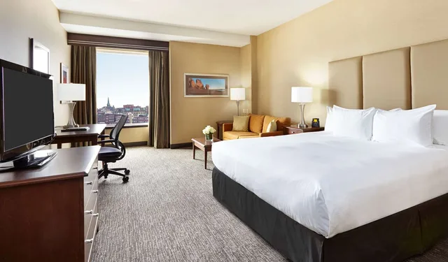 غرفة بسرير كينج بإطلالة على المدينة، Hilton Saint John 1/3