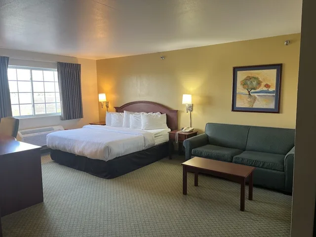 جناح بسرير كينج مع أريكة، Crossings by GrandStay Inn & Suites 4/10