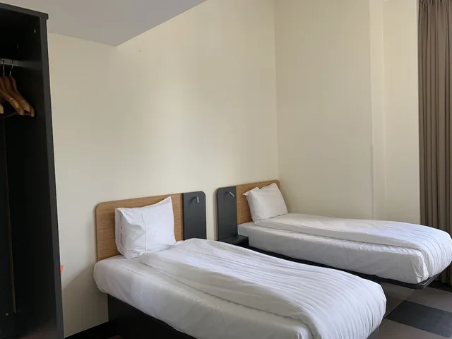 غرفة عائلية رباعية بسرير كوين وسريرين منفصلين لذوي الإعاقة، easyHotel Maastricht City Center 2/10