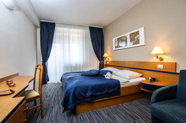 غرفة بسرير مزدوج بشرفة مع أريكة، Hotel Drazica - Hotel Resort Drazica 1/3