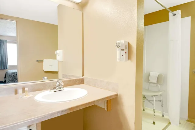 Upgrade, Deluxe, King Bed، Days Inn by Wyndham El Paso Airport East 9/10