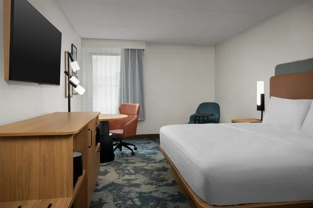 Room, King Bed, Bath and Shower، Hampton Inn Fayetteville Fort Bragg 1/2