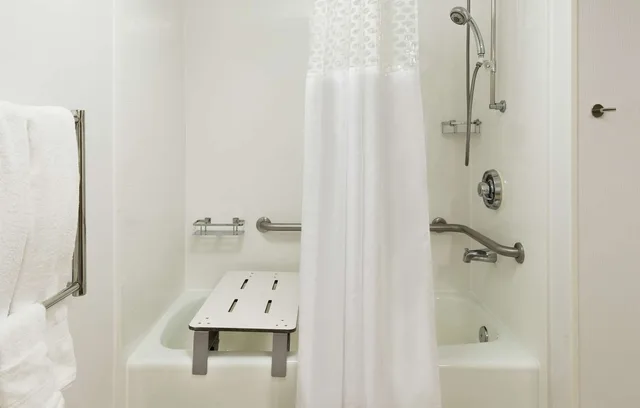 غرفة بسرير كوين بحوض استحمام لذوي الإعاقة، Hampton Inn Raleigh/Cary 7/7
