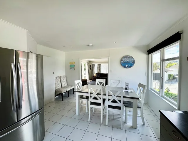4 Bedrooms, Beach House, 5 Beds, 2 Queen Beds, Sofa, Tahuna Beach Kiwi Holiday Park & Motel 8/10