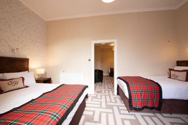 غرفة عائلية كبيرة بسرير مزدوج وسريرين منفصلين، Scotlands Spa Hotel 1/10