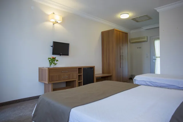 غرفة ثلاثية بسرير مزدوج وسرير فردي بإطلالة على الحديقة في الملحق، Melis Otel 2/10