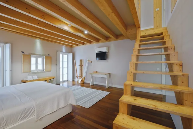 Loft, 1 King and 4 Single Beds, City View, Balcony, Extendall 7/10