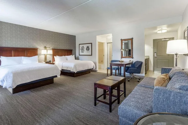 جناح بسرير كينج بشرفة لذوي الإعاقة، Hampton Inn Suites Saratoga Springs Downtown 5/10