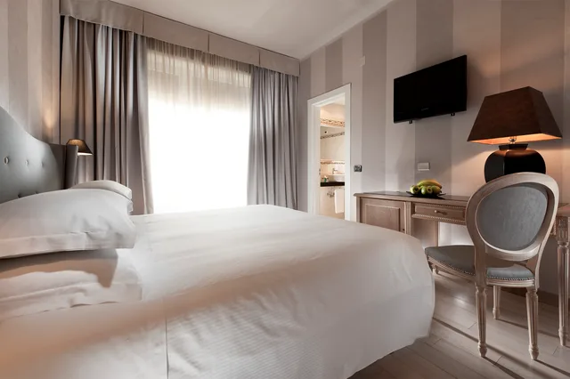 غرفة بسرير مزدوج أو سريرين منفصلين بإطلالة، C-Hotels Ambasciatori 2/4