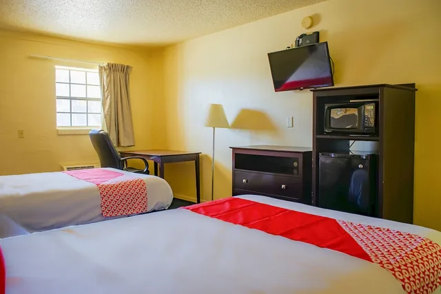 2 Full Bed Smoking, OYO Hotel Duncan, OK - Hwy 81 Near Chisholm Casino 1/4