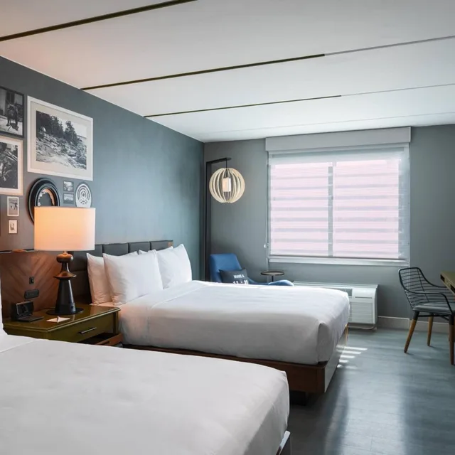 غرفة بسريرين كوين مع دخول الصالة، Renaissance Minneapolis Bloomington Hotel 1/8