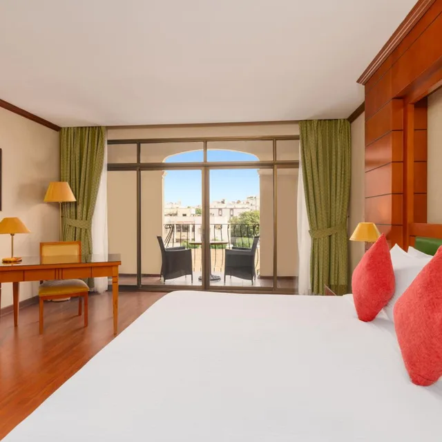 غرفة ديلوكس بسرير كينج بإطلالة على المسبح، فندق موفنبيك جدة(MOVE INN Jeddah Hotel) 4/10