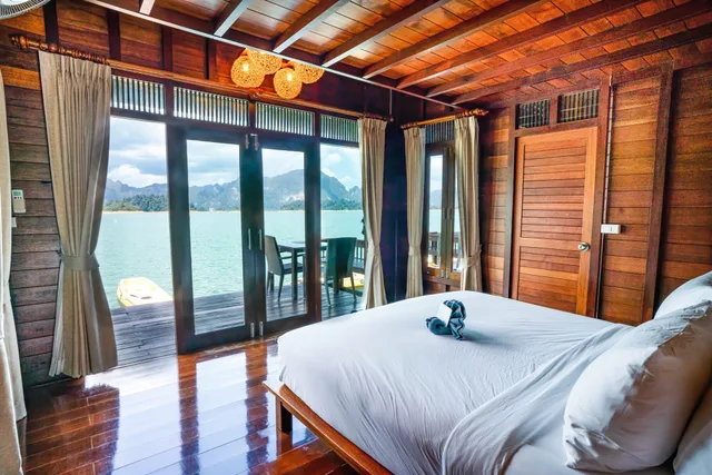 جناح ديلوكس بسرير كينج وفرشتي فوتون مع أريكة، 500 Rai Khao Sok Floating Resort 2/3