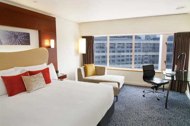 غرفة قياسية بسرير كينج بإطلالة على المدينة في طابق مرتفع، Crowne Plaza Auckland 1/6