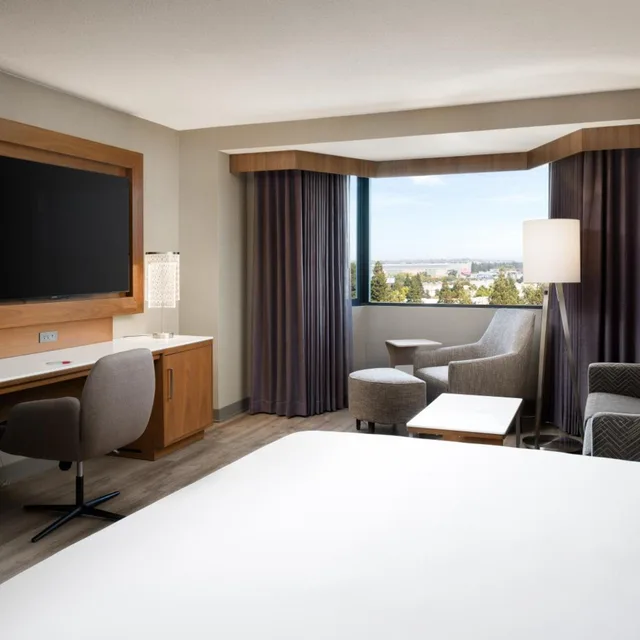 غرفة بسرير كينج مع أريكة مع دخول الصالة في طابق مرتفع، SACRAMENTO MARRIOTT RANCHO CORDOVA 1/10
