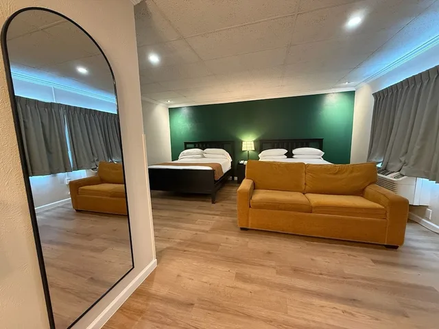 Deluxe, Quadruple, 2 Queen Beds, Accessible, Boulder Twin Lakes Inn 4/8