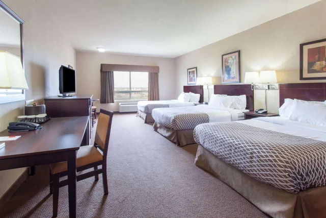 غرفة بسريرين مزدوجين، Ramada By Wyndham Camrose 1/2