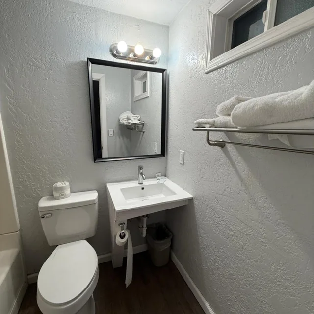 Classic, Triple, Budget Inn Bend by OYO 5/6