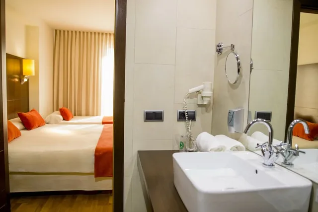 Room, Double and Twin Beds, Two Extra Beds، Hospedium Valles de Gredos Golf 6/7