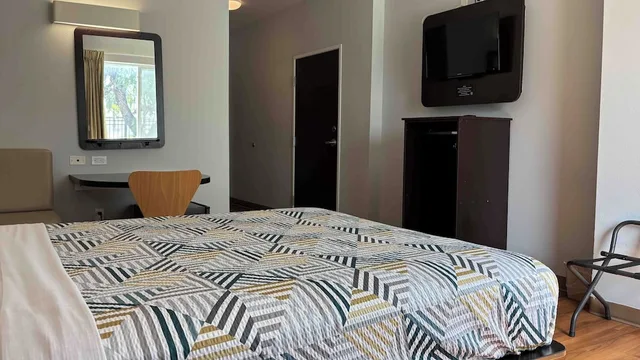 غرفة قياسية بسرير كوين بمطبخ صغير، Motel6 Weslaco, TX 2/9