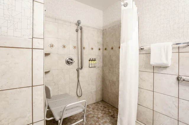 غرفة قياسية بسرير كينج لذوي الإعاقة، Holiday Inn Express Lancaster 6/6