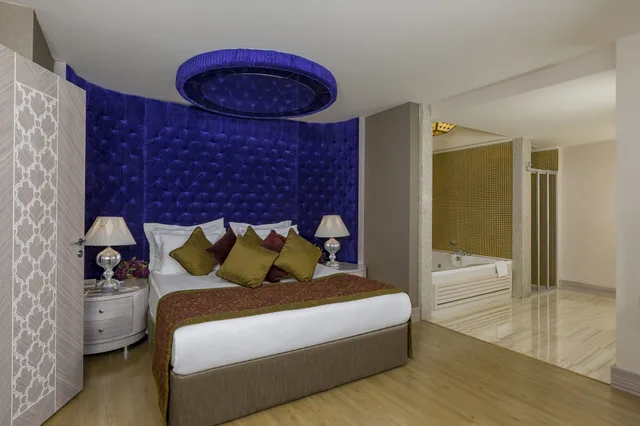 Junior Suite, Queen Bed, Sofa, Royal Alhambra Palace 2/4