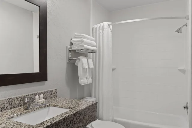 غرفة ديلوكس بسرير كوين، Ramada by Wyndham Cedar Rapids South 3/3