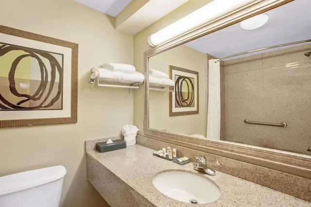 غرفة ديلوكس بسرير كينج لذوي الإعاقة، La Quinta by Wyndham PCB Coastal Palms 6/6