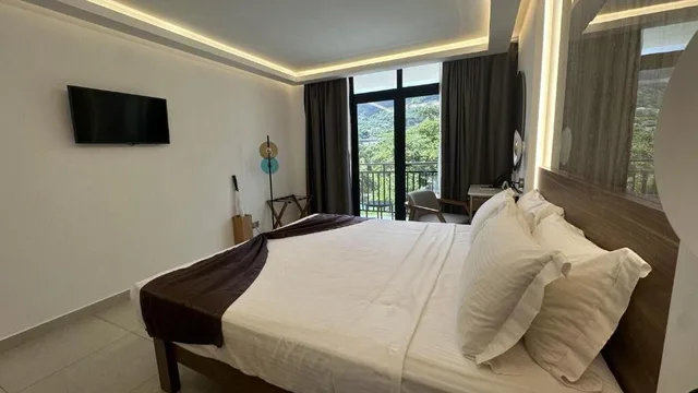 Signature, Mountain, Standard, Garden and Mountain View، Coral Strand Smart Choice 6/10